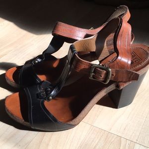 Frye Silvie Y Strap T